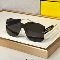 نظارة شمسية FENDI FE40067 للنساء - أسود