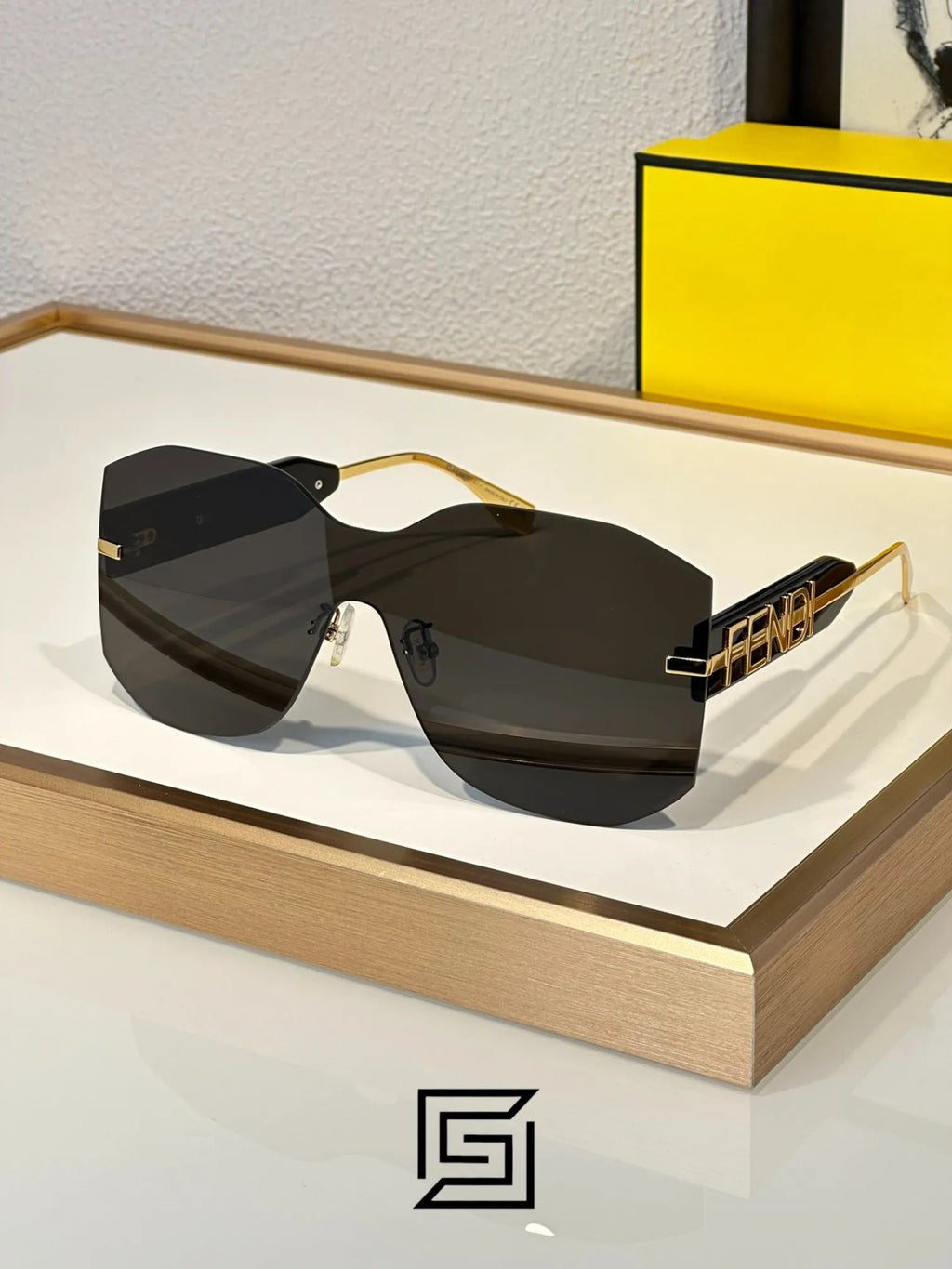 FENDI FE40067 Sunglasses For Women - black