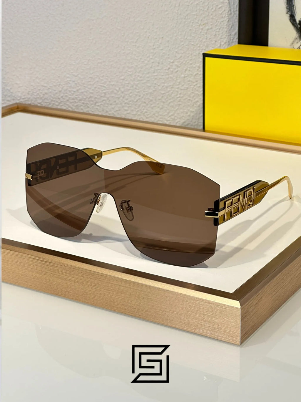 FENDI FE40067 Sunglasses For Women - brown