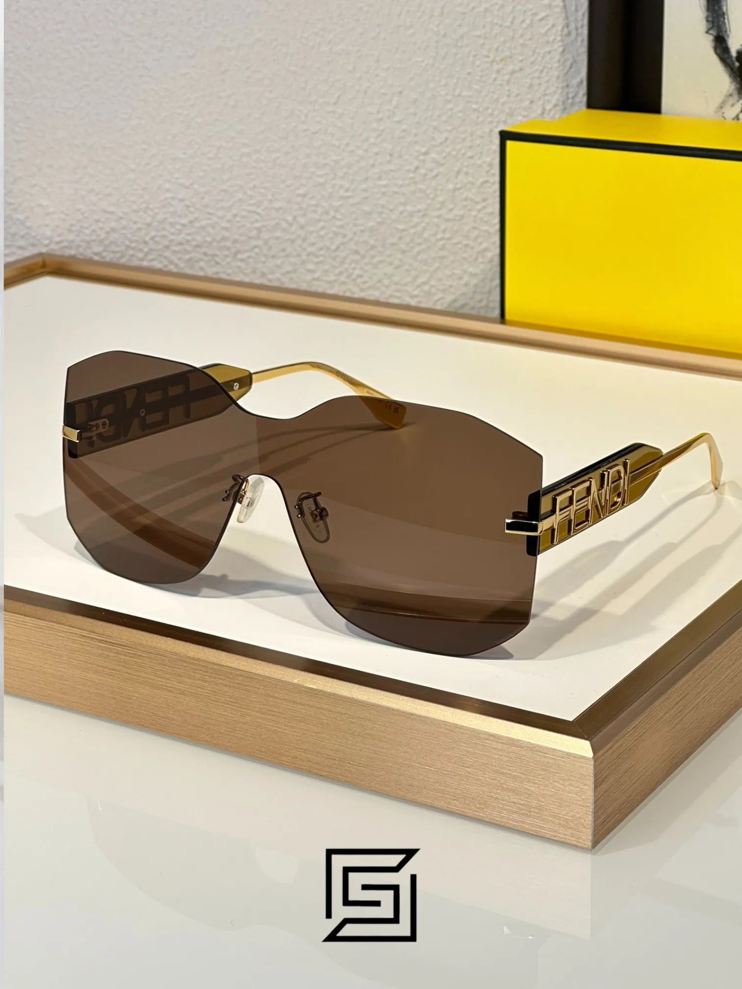 FENDI FE40067 Sunglasses For Women - brown
