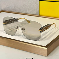نظارة شمسية FENDI FE40067 للنساء - رمادي