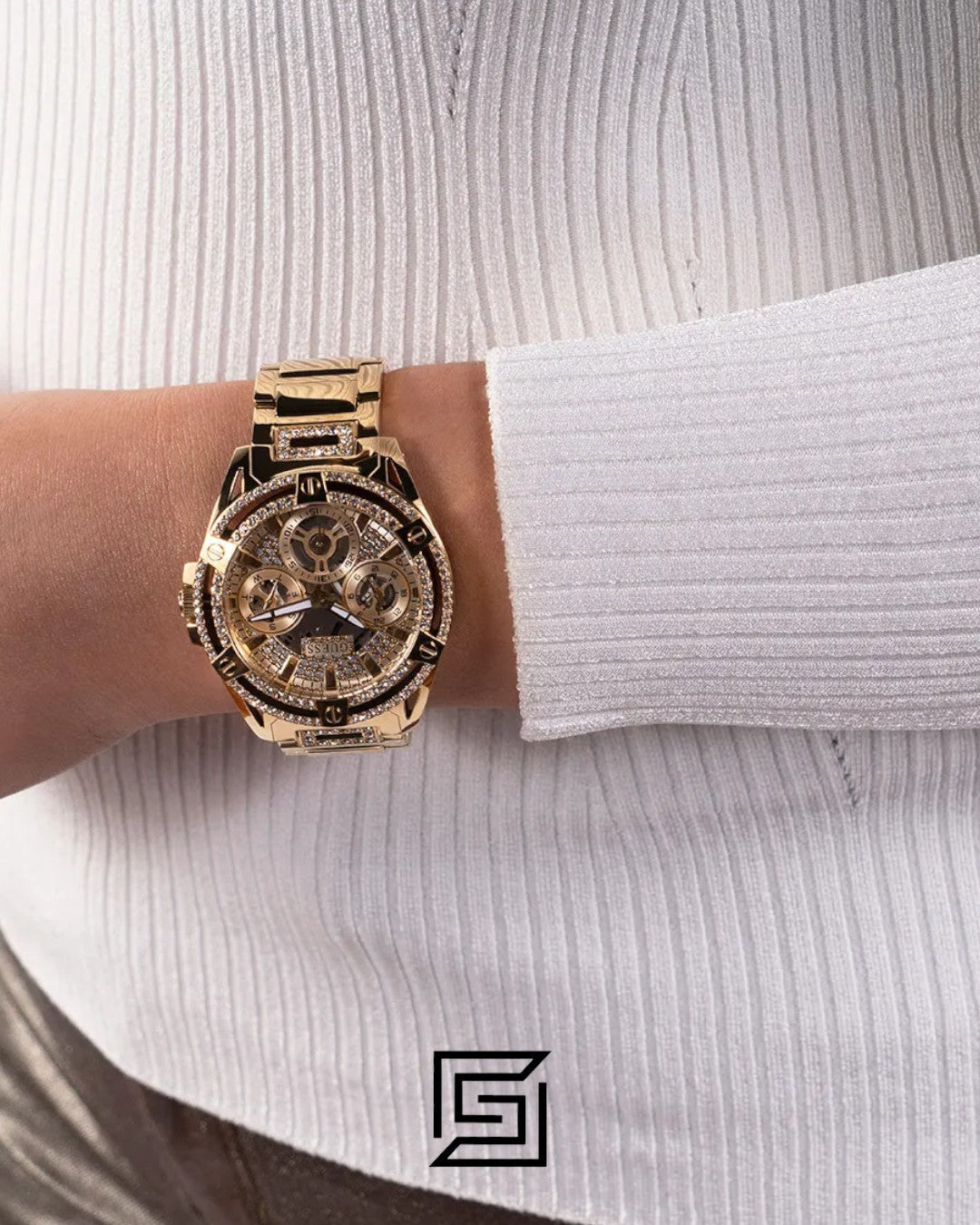 ساعة يد تناظرية من GUESS للسيدات باللون الذهبي طراز GW0464L2
