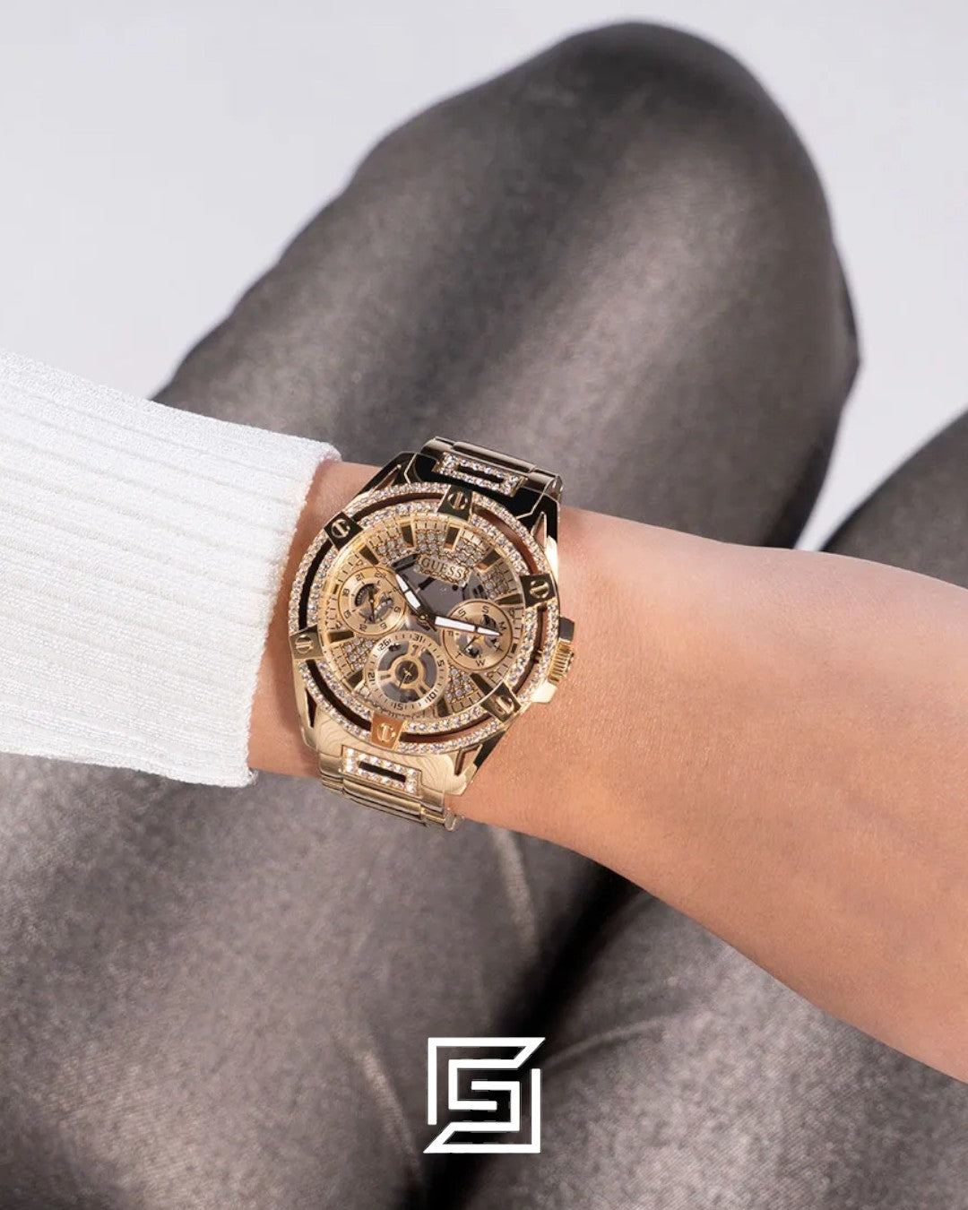 ساعة يد تناظرية من GUESS للسيدات باللون الذهبي طراز GW0464L2