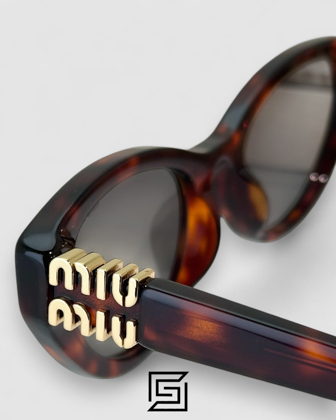 Miu Miu MUA04 21C40 عدسات رمادية فاتحة وإطار بني تايغر مع شعار ذهبي