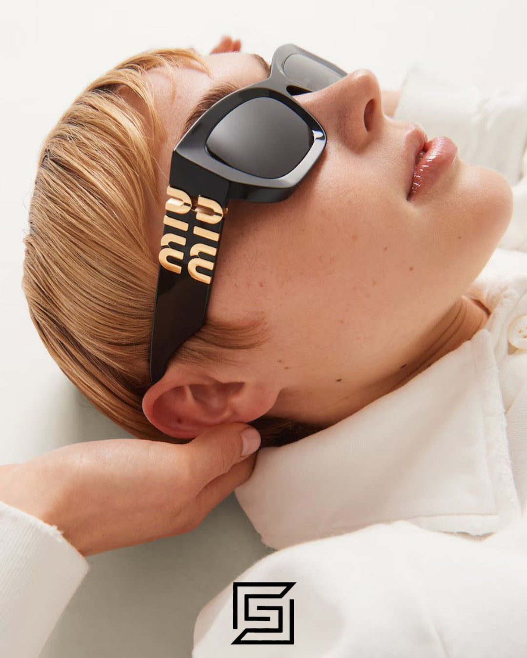 Miu Miu SMU09WS عدسات سوداء وإطار أسود