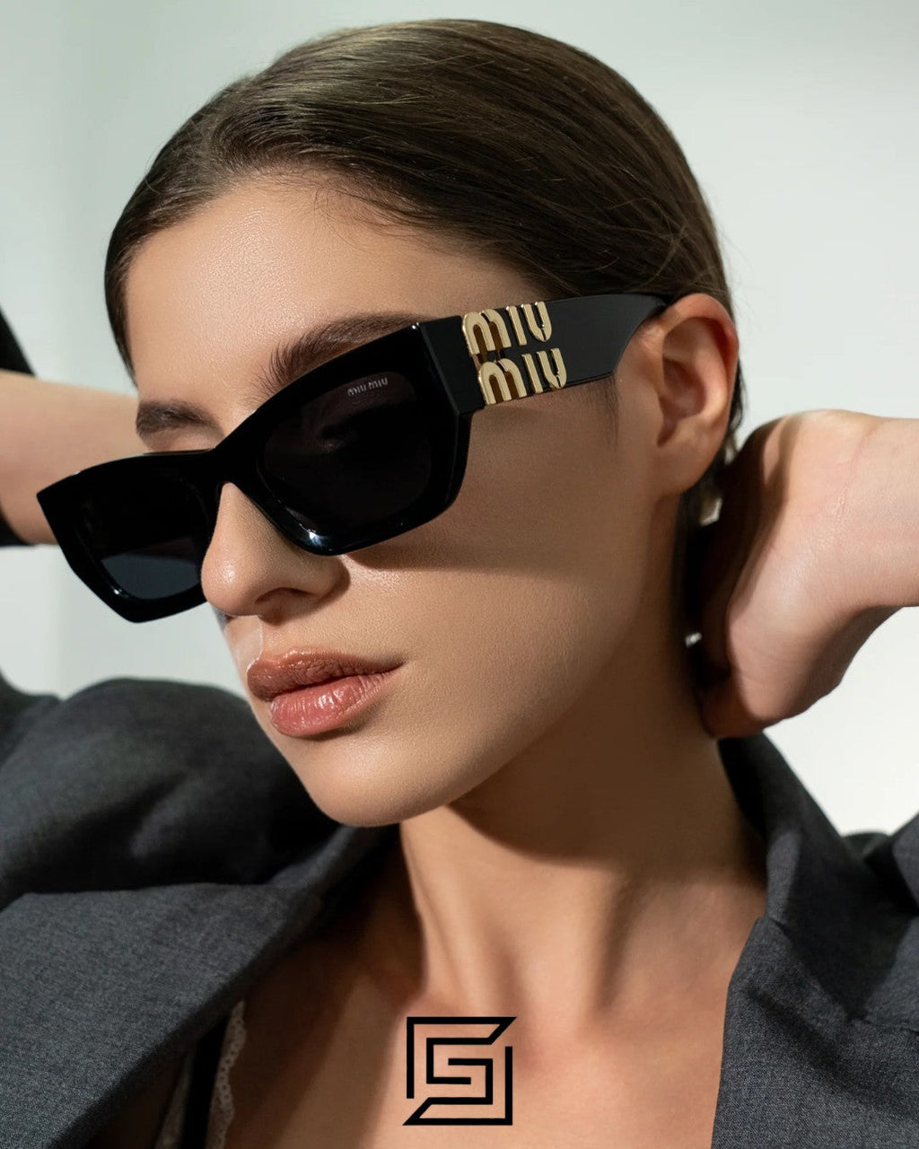 Miu Miu SMU09WS عدسات سوداء وإطار أسود