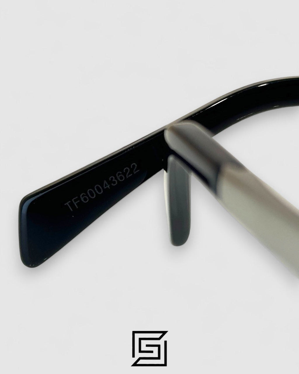 CELINE CL40254U عدسات سوداء بإطار فضي